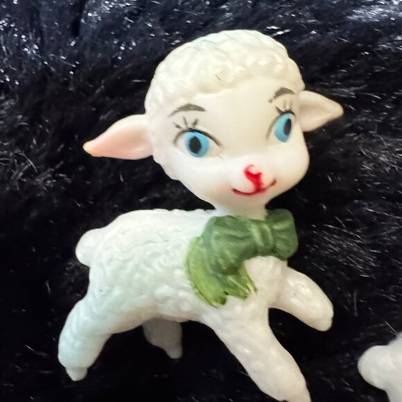 Vintage  PlasticWhite Lamb Figurines With Green Bows - Set Of 2 Miniature - Picture 2 of 6